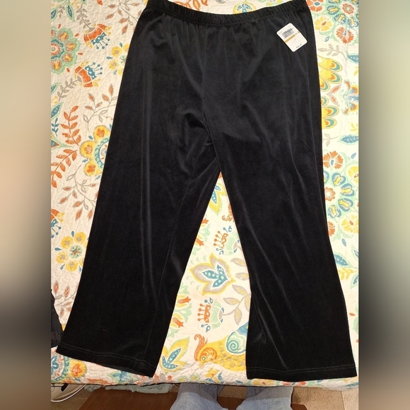 A bundle of ladies lounge pants in a size 3X. Yogalicious and Cappagallo. - Picture 8 of 13